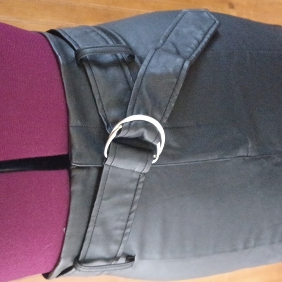 FOREVER 21 FAUX LEATHER MINI SKIRT - Picture 2 of 7